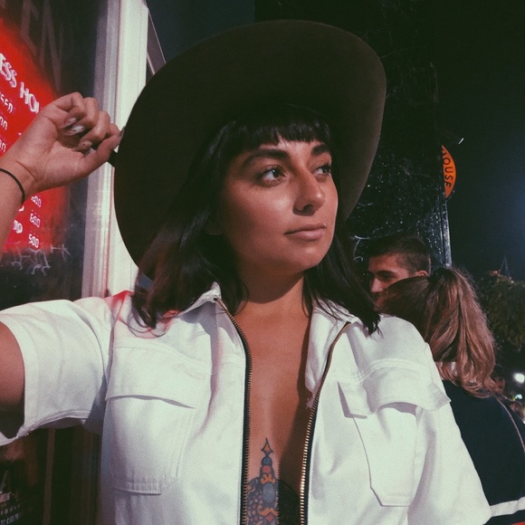 Meet your Posher, Rebecca - Picture 1 of 1